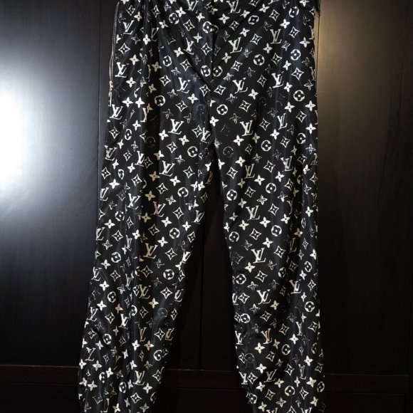 Louis Vuitton Stencil-Effect Monogram Joggers | Size US8, FR38 - Picture 12 of 16